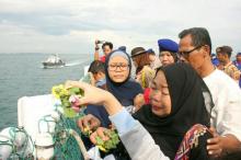 Lagu Gugur Bunga Iringi Isak Tangis Keluarga Korban Pesawat Sky Truck  